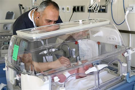 Новородено с тегло 1,38 кг наддаде двойно за месец в УМБАЛ „Лозенец“